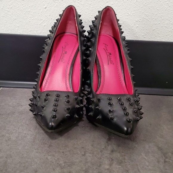 High Heeled Shoes - Picture 2 of 6